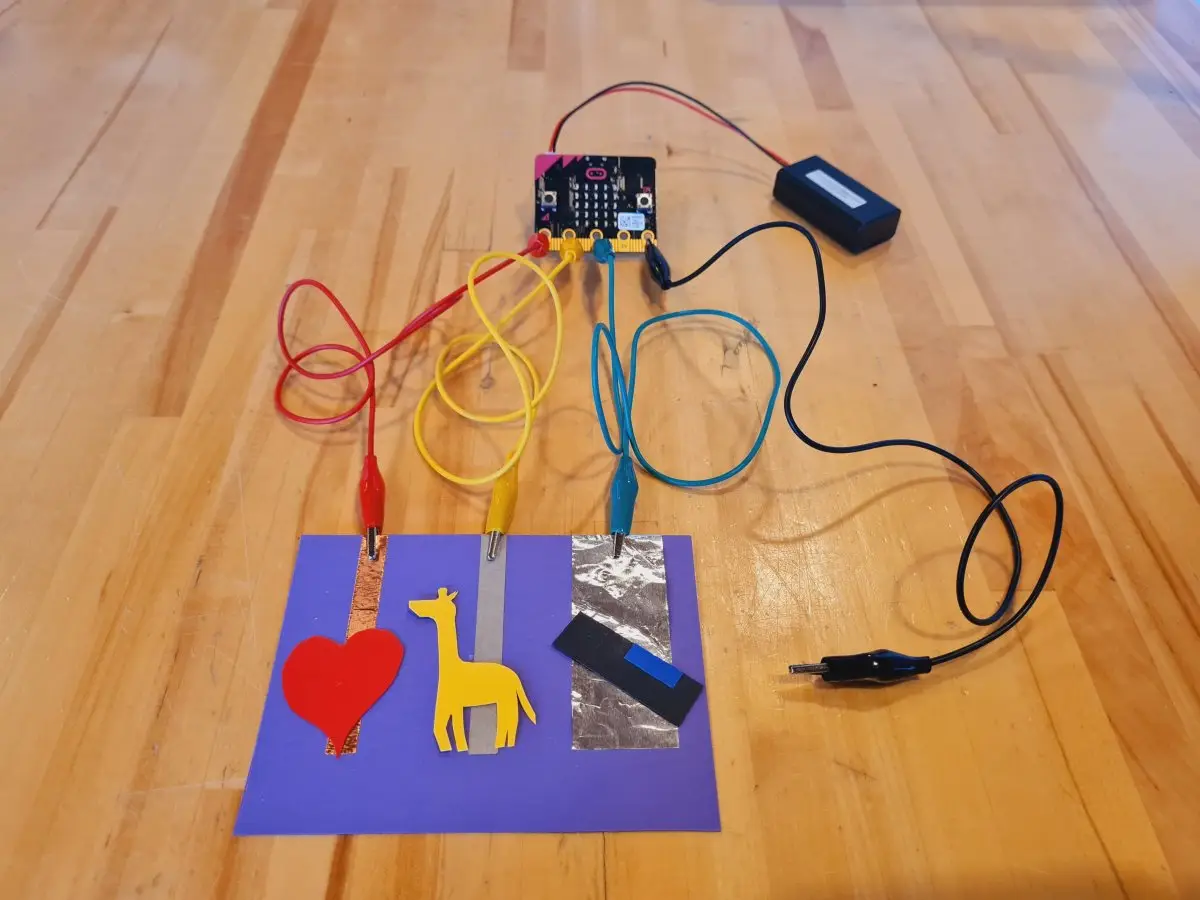 Krókódílaklemmur tengdar við micro:bit fyrir snertiskynjun